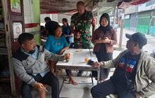 Babinsa Koramil 0201-01/MP Serma Isman Nuriadi Komsos dengan Warga Kelurahan Sei Putih Timur II