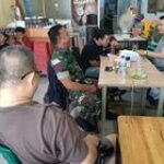 Babinsa Serka Safrizal Komsos Bahas Kamtibmas Kelurahan Simpang Tanjung
