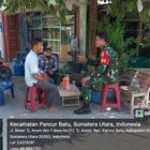 Komsos Dengan Warga komplek, Babinsa Koramil 0201-14/PB Rutin Pantau Wilayah Binaan
