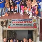 Jumat Barokah, Ketua Pewarta Berbagi Sembako ke Kaum Dhuafa dan Janda