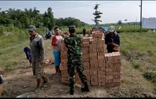 Kompak, Babinsa & Warga Kerja Bakti Bangun Musholah