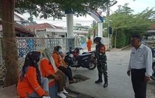 Komsos dengan Petugas Kebersihan, Babinsa Ingatkan untuk Selalu Menjaga Kesehatan