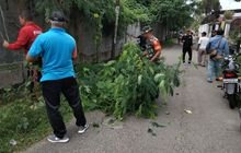 Bersama Warga, Babinsa Koramil 0201-08/MA Laksanakan Gotong Royong Pembersihan Bahu Jalan