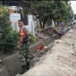 Babinsa Klambir V Melaksanakan Karya Bakti dan Bergotong Royong dengan Warga
