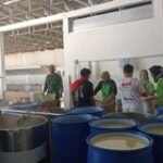 Babinsa Koramil 0201-12/HP Serka M.Janprista Jalin Komsos Dengan Home Industri Tahu di Desa Binaan