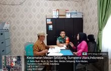 Jalin Silaturahmi, Babinsa Serda Juni Arman Purba Komsos Bersama Perangkat Kelurahan