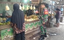 Babinsa Serda Dedi Chandra Cek Harga Sembako Pasar
