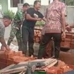 Babinsa Bersama Warga Kerja Bakti Pembuatan Pagar Tempat Pemakaman Umum