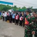 Jelang Ramadhan, Babinsa Koramil 0201-05/MB Laksanakan Karya Bakti Bersihkan Makam Muslim