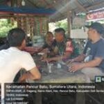 Komsos Dengan Warga, Babinsa Koramil 0201-14/PB Kopka Lalu Edy Kurniadi Rutin Pantau Wilayah Binaan