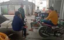 Gali Informasi Dari Masyarakat, Babinsa Koramil 0201-08/MA Komsos Di Wilayah Binaan