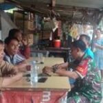 Jalin Keakraban Babinsa Serma Imansyah Melaksanakan Komsos Bersama Warganya