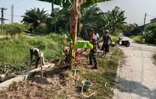 Babinsa 0201-12/HP Sertu Surianto Tumbuhkan Rasa Kebersamaan Dengan Gotong Royong