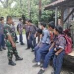 Babinsa Sertu Wagianto Beri Arahan Pelajar Yang Nongkrong