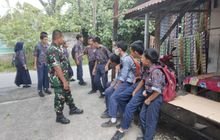 Babinsa Sertu Wagianto Beri Arahan Pelajar Yang Nongkrong