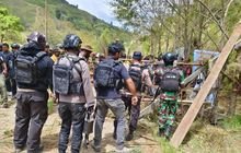 Satgas Yonif 721/Makkasau dan Pemda Tolikara Bersinergi Buka Akses Jalan