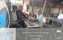 Komsos Babinsa Koramil 020107/MT Serka Mangatas Lubis Bermain Catur Bersama Warga