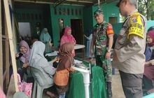 Babinsa Koramil 0201-08/MA Ikut Membantu Kelancaran Kegiatan Posyandu Di Wilayah Binaan