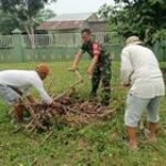 Babinsa Koramil 0201-13 PST Serda Maridi Bersihkan Halaman Masjid Jama'iyah Desa Pematang Lalang