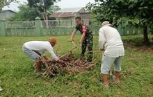 Babinsa Koramil 0201-13 PST Serda Maridi Bersihkan Halaman Masjid Jama'iyah Desa Pematang Lalang