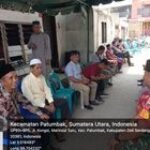 Babinsa Koramil 0201-15/DT Sertu Muliadi Komsos Bersama Perangkat Desa Melayat Rumah Duka