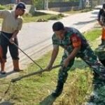 Babinsa Jumat Bersih Bersama Kepling & Warga Wilayah Binaan