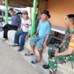 Ciptakan Keakraban Dengan Warga Seorang Babinsa Menyapa Warga Di Wilayah Binaan