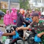 Ambil Keberkahan, Babinsa Koramil 0201-01/MP Bersama Bhabinkamtibmas Polsek Medan Barat Bagikan Takjil Jelang Buka Puasa