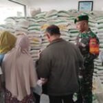 Danposramil Dan Babinsa Koramil 0201-05/MB Monitor Penyaluran Bantuan Pangan Cadangan Beras Pemerintah