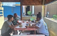 Jaga Hubungan Silaturahmi, Babinsa 0201-07/MT Serma Suratno Komsos Babhinkamtibmas Bersama Warga