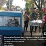 Momentum Ramadhan, Babinsa Lakukan Bagi-Bagi Takjil Depan Makoramil 0201-14/PB