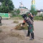 Babinsa Peltu (K) Ayu Trisna Berkolaborasi Bersama Kepling & Warga Bersihkan Kiri Kanan Jalan