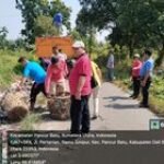Babinsa Namo Bintang Bersama Warga dan Perangkat Desa Gotong Royong Bersihkan Jalan yang Banyak Sampah