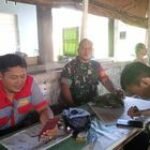 Monitor Wilayah Binaan, Babinsa Dan Bhabinkamtibmas Komsos Dengan Warga Di Warung Kopi