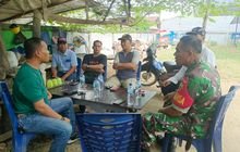 Menunggu Berbuka Puasa, Babinsa Titipapam Gelar Komunikasi Sosial dengan Tokoh Pemuda dan Masyarakat