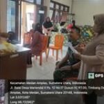 Dukung Program Pemko Medan, Babinsa Koramil 0201-08/MA Bantu Pihak Kelurahan Kelancaran Pasar Murah