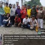 Sambut Bulan Suci Ramadhan, Babinsa Koramil 0201-08/MA Bersama Masyarakat Karya Bakti Pembersihan TPU