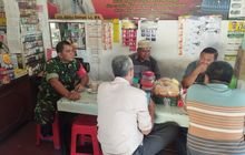 Babinsa Koramil 0201-03/MD Serda Ahmad Suyadi Komsos Keamanan Lingkungan