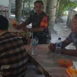 Babinsa Koramil 0201-07/MT Pelda Jumali Komsos Bersama Warga Warkop Jalan Sei Batugingging