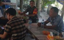 Babinsa Koramil 0201-07/MT Pelda Jumali Komsos Bersama Warga Warkop Jalan Sei Batugingging