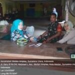 Babinsa Koramil 0201-08/MA Bantu Pihak Kelurahan Dalam Kegiatan Pasar Murah