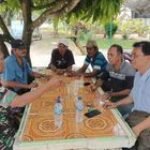 Babinsa Komsos Bersama Warga Lingkungan III Di Warung Yudi