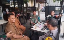 Jaga Kondusifitas, Sertu Ach Taufik Aktif Komsos Bersama Tiga Pilar
