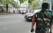 Babinsa Koramil 0201-05/MB Memonitor Pengumpulan Massa Akan Menggelar Aksi Damai Di DPRD Sumut