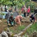 Babinsa Koramil 0201-01/MP Karya Bakti Bersihkan Pemakaman Sambut Ramadhan 1445 H