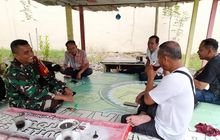 Komsos Dengan Warga, Babinsa Intens Pantau Wilayah Binaan