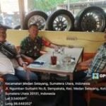 Babinsa Koramil 0201-07/MT Sertu Imam W Komsos Bersama Warga Jalan Ngumban Surbakti