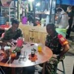 Ciptakan Lingkungan Aman Babinsa Komsos Bersama Pedagang Kaki Lima