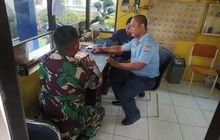 Babinsa Koramil 0201-07/MT Sertu Imam W Silaturahmi Jalin Kedekatan Dengan Sekuriti Poltekbang