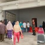 Babinsa Serda Yudha Fernanda Dampingi Pemberian Sembako Desa Binaan